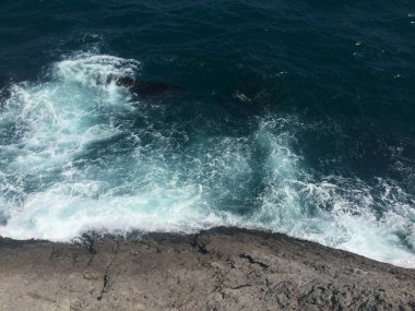 Mavi deniz suyu, yukarıdan dağlardan fotoğraflandı. Kırım'da masmavi temiz deniz suyu.