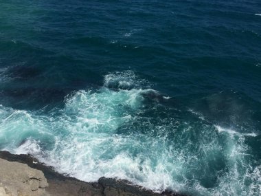 Mavi deniz suyu, yukarıdan dağlardan fotoğraflandı. Kırım'da masmavi temiz deniz suyu.