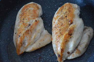 Bir taş ızgara üzerinde lezzetli kızarmış tavuk