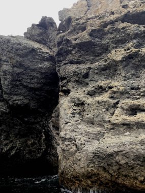 Yazın Kırım'ın kayalık dağları. Güneşli bir günde gri kayalar.