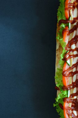 Taze domates, marul ve baharat ile doyurucu baget. Restoran menüsü için harika bir üst görünüm