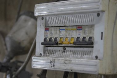 Eski plastik sayaç, ışık anahtarı. Atölyede geçiş