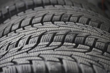 Eski kış lastiklerinin arka planı. Garajda çizik lastikler