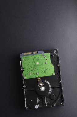 Siyah mat arka plan üzerinde yalıtılmış bilgisayar sabit diski. Veri depolama konsepti