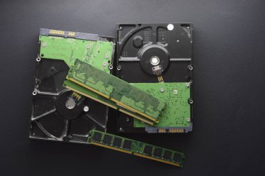 Siyah mat arka plandaki bilgisayar sabit diskleri. Yığın depolama diskleri