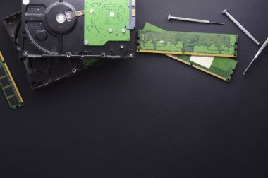 İzole sabit diskler, Ram ve siyah mat arka plan üzerinde bilgisayar onarımı için tornavida bir dizi. Veri depolama ve Bilgisayar onarımı kavramı