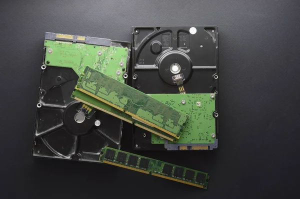 Siyah mat arka plandaki bilgisayar sabit diskleri. Yığın depolama diskleri