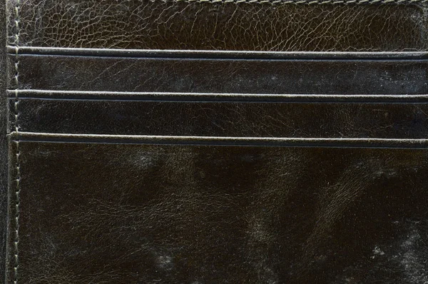 財布の質感は粗い暗い革で作られています 白い糸でステッチブラウン財布の背景 — ストック写真