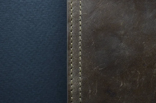 青い背景に明るい色の糸でステッチされたラフブラウンレザーの財布 — ストック写真