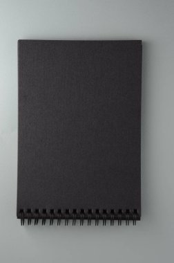 Kayıtlar için açık bir arka plan defterinde izole edilmiş. Siyah yapraklı çizim defteri üst görünüm