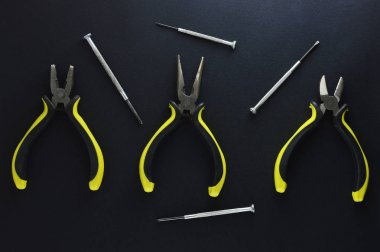 Siyah mat arka plan da onarım için nippers ve tornavida yalıtımlı seti