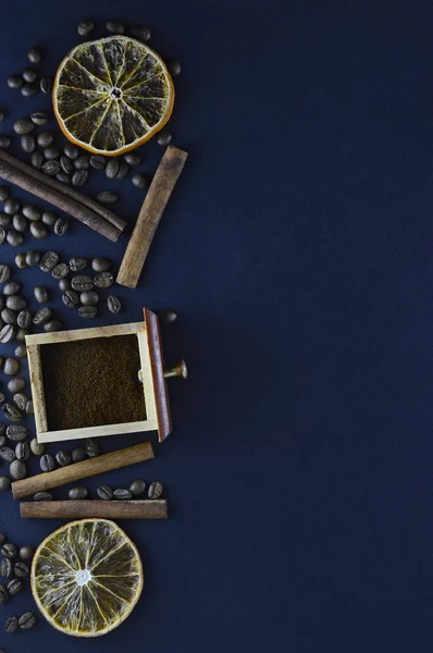 Grãos Café Naturais Frescos Espalhados Fundo Azul Escuro Com Paus — Fotografia de Stock