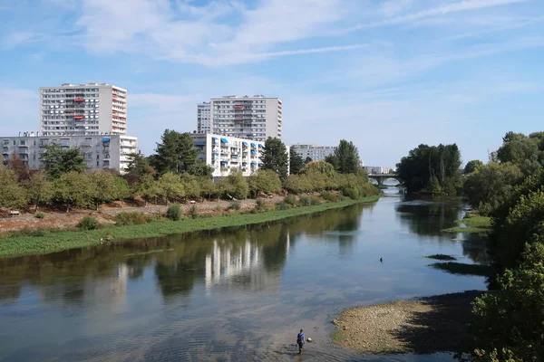 ツアー市 そして シェール川から公営住宅の建物 — ストック写真