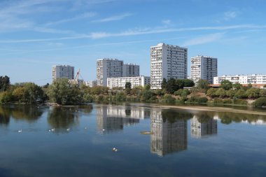 Şehir, toplu konut binalar yetmişli ve nehir Cher, Fransa Turları