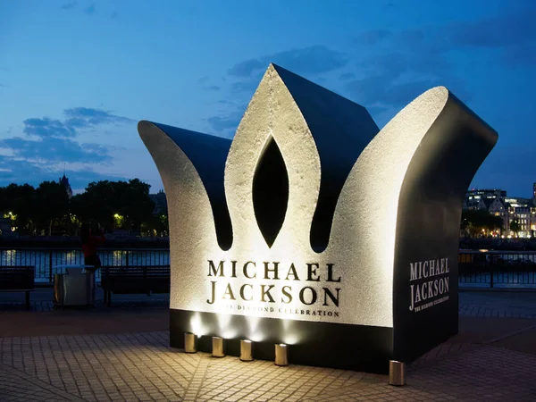 Londra 29 Ağustos 2018, Michael Jackson Diamond Doğum günü kutlaması, onuruna dikilen bir taç şeklinde geçici anıt 