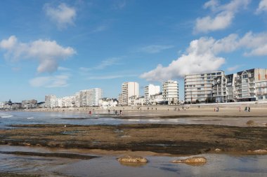  Les Sables d'Olonne, deniz kıyısında bir güneşli gün sonbahar, beyaz binalar ve hilal formu kum beach, Fransa