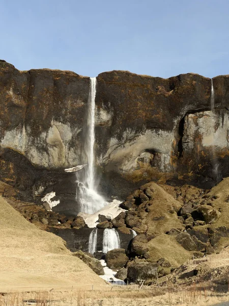 Perca uma cachoeira Sidu no inverno, sul da Islândia — Fotografia de Stock