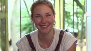 Kameraya gülümseyen güzel bir kızın yakın çekimi