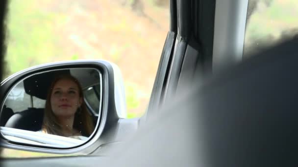 Szczęśliwy Piękna Dziewczyna Podróżujących Samochodzie Slowmotion — Wideo stockowe