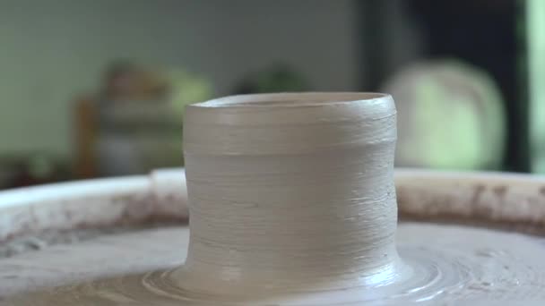 一个杯子从粘土锅车削陶器轮车间在陶器轮慢动作建模 — 图库视频影像
