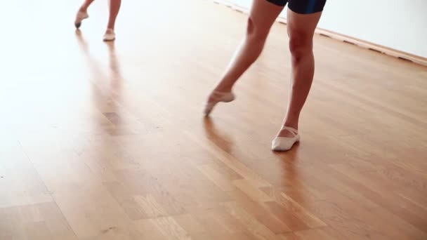 Closeup Lába Két Fiatal Ballerinas Pointes Végző Tánc Egy Stúdióban — Stock videók