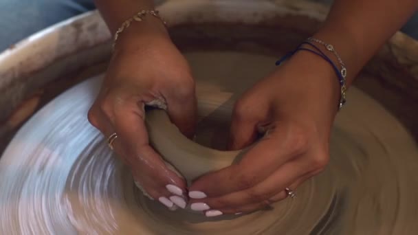 妇女工作在陶器轮 但最终失败慢动作 — 图库视频影像