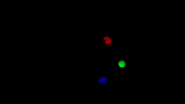 Mann Jongliert Dunkeln Mit Bunten Bällen — Stockvideo