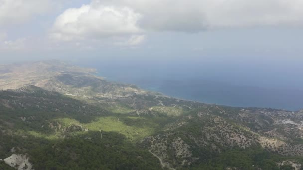 Bergslandskap Med Havet Sidan Tar Med Drone — Stockvideo