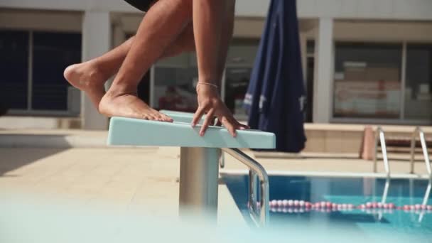 Nadador Profesional Preparándose Para Saltar Piscina Cerca — Vídeos de Stock