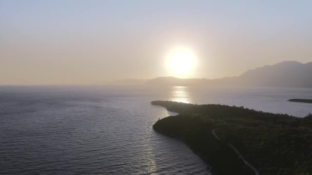 Puesta Sol Mar Plano Aéreo Hermosa Isla Verde Montañas — Vídeos de Stock