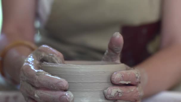 Kvinna Som Arbetar Krukmakare Hjulet Händerna Skulpterar Kopp Från Lerkruka — Stockvideo