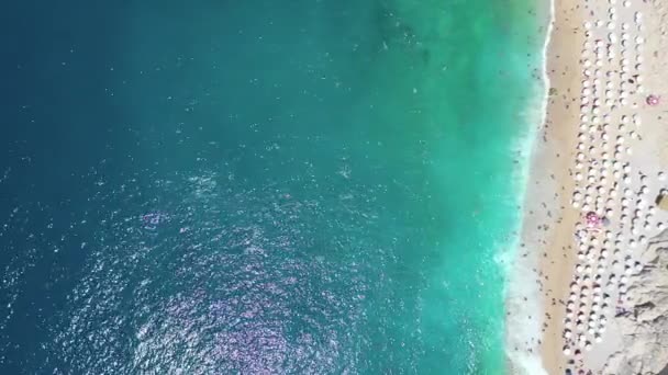 蓝色海与白色沙滩的鸟瞰图 — 图库视频影像