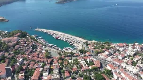 美しい青い海と空を持つカストルコの町と港の航空写真 — ストック動画
