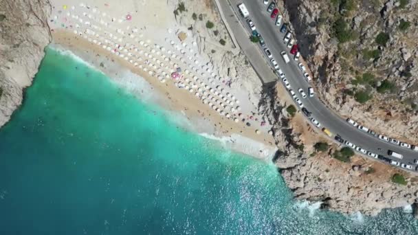从空中俯瞰经过的蓝色大海和白色沙滩小车 — 图库视频影像