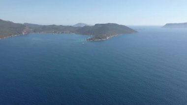 Kaş Türkiye Kasabası'nın denize doğru hareket eden drone'u ve güzel mavi denizi ve gökyüzü ile liman