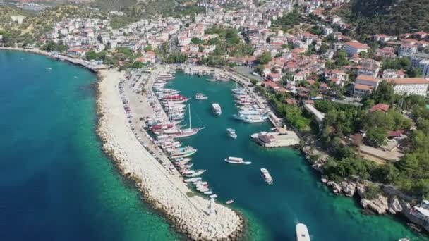 Drone Une Mer Bleue Port Avec Des Bateaux Sortant Marina — Video