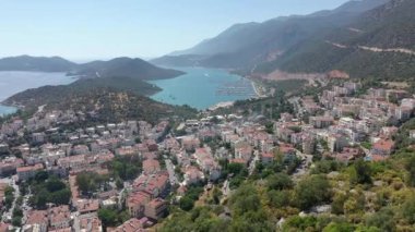 Kaş Türkiye Kasabası ve güzel mavi deniz ve gökyüzü ile liman panning havadan görünümü