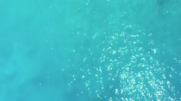 La texture chatoyante des reflets bleu clair de la mer du coucher du soleil sur l'eau 