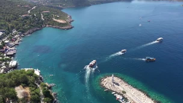 Marinadan Çıkan Teknelerle Mavi Deniz Liman Drone Atışı Arka Planda — Stok video