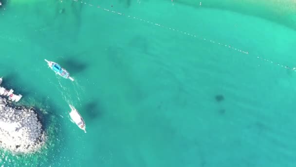 Bovenaanzicht Van Prachtig Kristalhelder Water Wit Strand Met Boten Zomer — Stockvideo