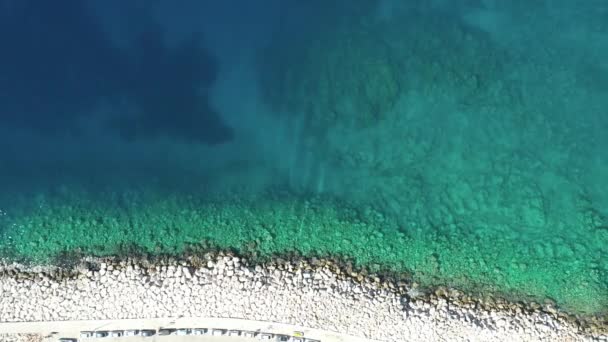 Shimmering Texture Clear Blue Sea White Rocks Shore Aerial View — Stock Video