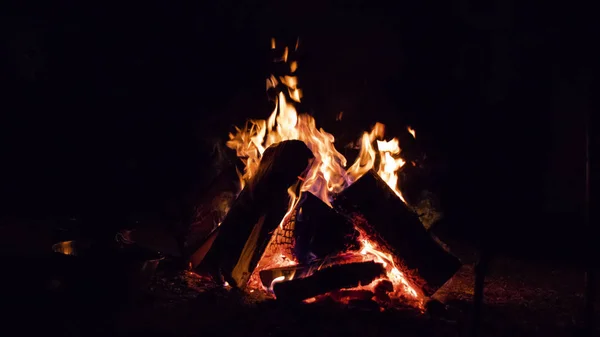 Fogueira Brilhando Durante Noite — Fotografia de Stock