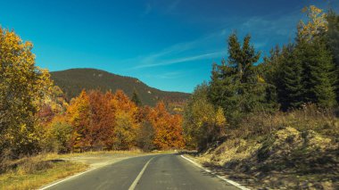 Bir yolda hills peyzaj