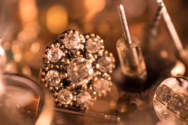 Çok eski küpe makro