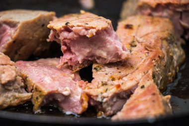 Bir tavada balık et dolu