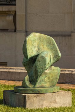 Bahçedeki soyut bir yeşil heykeli