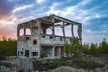 Güzel gökyüzü sahneleri bina destroyd