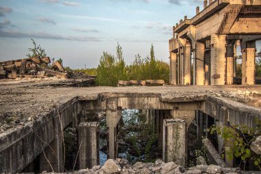 Bazı binalar ruine sahnesinde