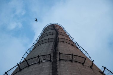 Bir beton Kulesi ve merdiven aramak