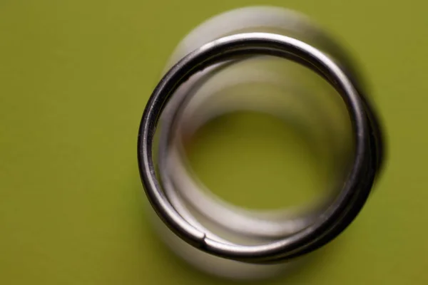 Маленькое Железное Кольцо Зеленом — стоковое фото